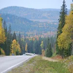 Erae, Kahden Makuuhuoneen Kelomoekki, Lukuisten Polkujen, Polkupyoeraereitin Sekae Kalaisan Tunturilammen Vieressae
