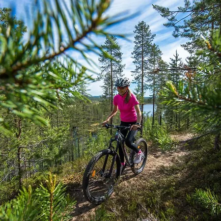 Erae, Kahden Makuuhuoneen Kelomoekki, Lukuisten Polkujen, Polkupyoeraereitin Sekae Kalaisan Tunturilammen Vieressae