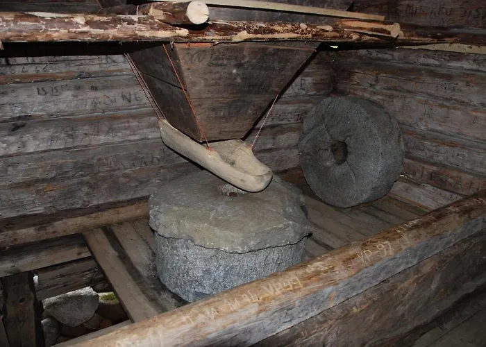 Erae 26, Kahden Makuuhuoneen Kelomoekki Syoetteellae Valaistun Ladun Vieressae Дом отдыха